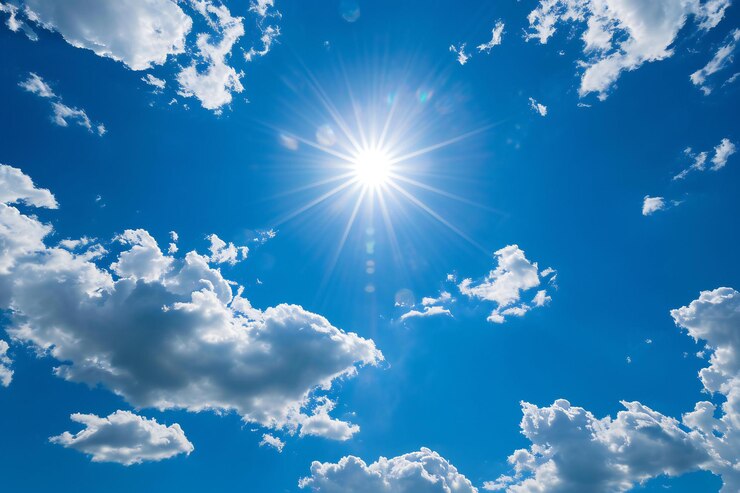 Fondo de cielo azul con pequeñas nubes y sol Fondo abstracto de la naturaleza