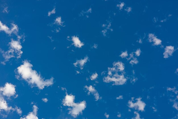 Foto el fondo del cielo azul con pequeñas nubes