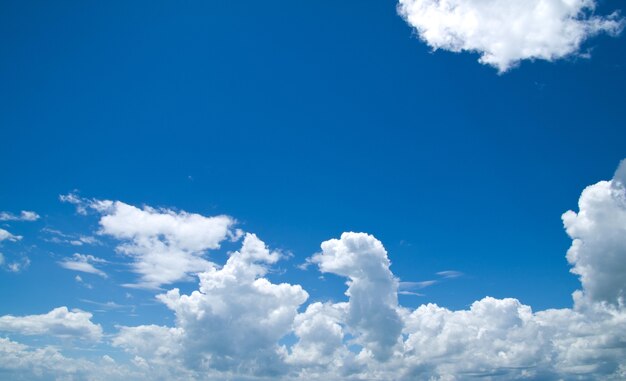 Fondo de cielo azul con pequeñas nubes