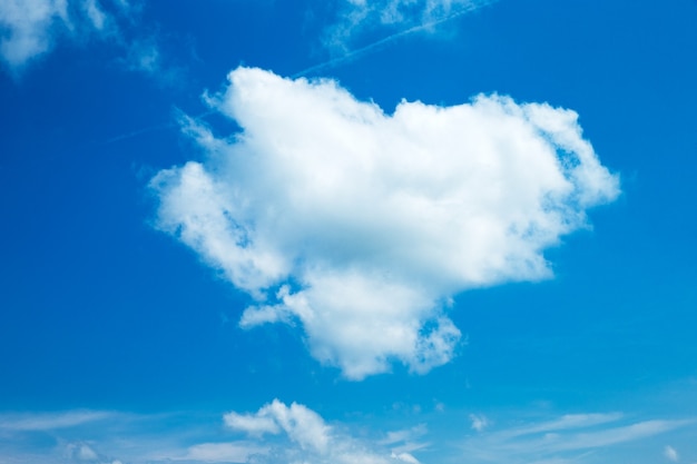 El fondo del cielo azul con pequeñas nubes
