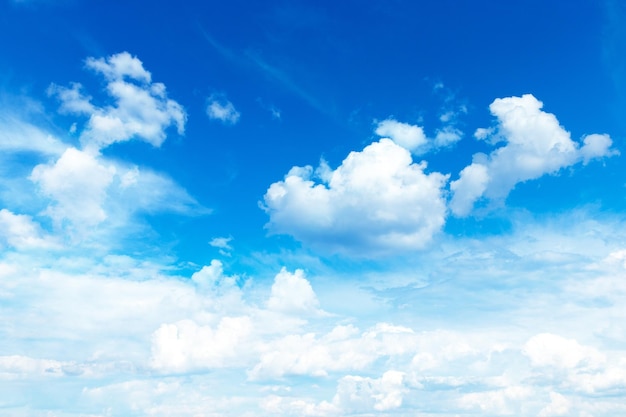 Foto fondo de cielo azul con pequeñas nubes