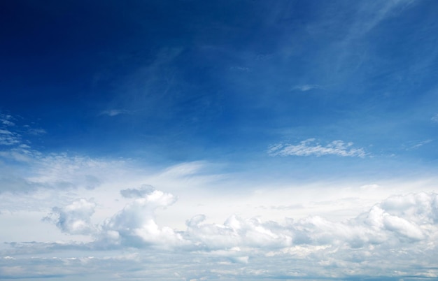 fondo de cielo azul con pequeñas nubes