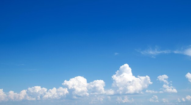 Foto fondo de cielo azul con pequeñas nubes