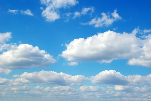 Fondo de cielo azul con pequeñas nubes