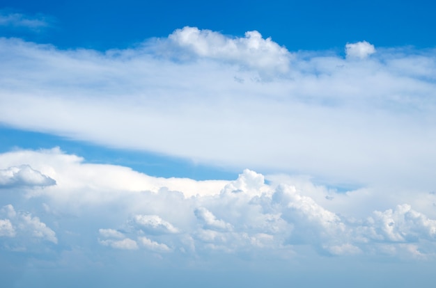 Fondo de cielo azul con primer plano de nubes