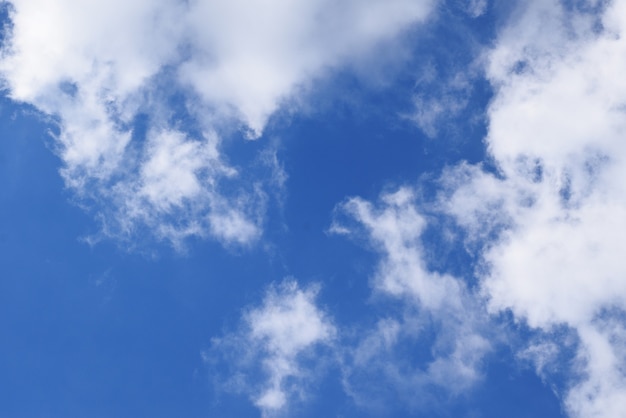 Fondo de cielo azul realista con nubes