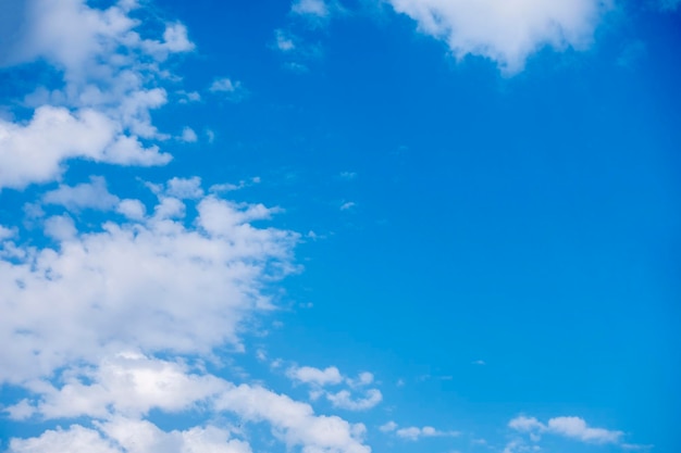 Fondo de cielo azul soleado natural con hermosos cúmulos blancos hinchados