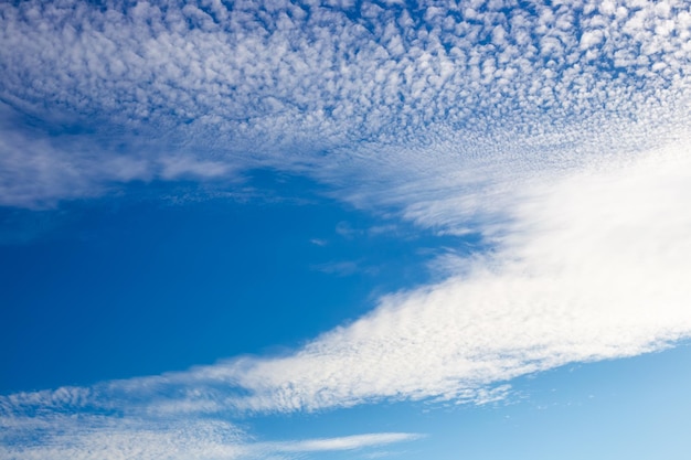 Fondo de cielo azul con trozos de nubes blancas en un día soleado de verano