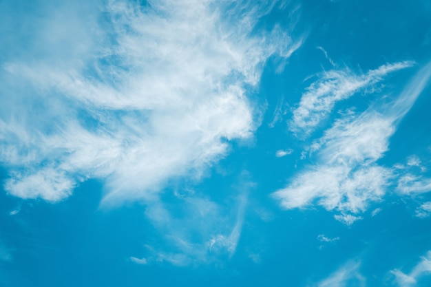 Fondo de cielo azul vacío con nubes, hermosos cielos en las tardes de invierno.