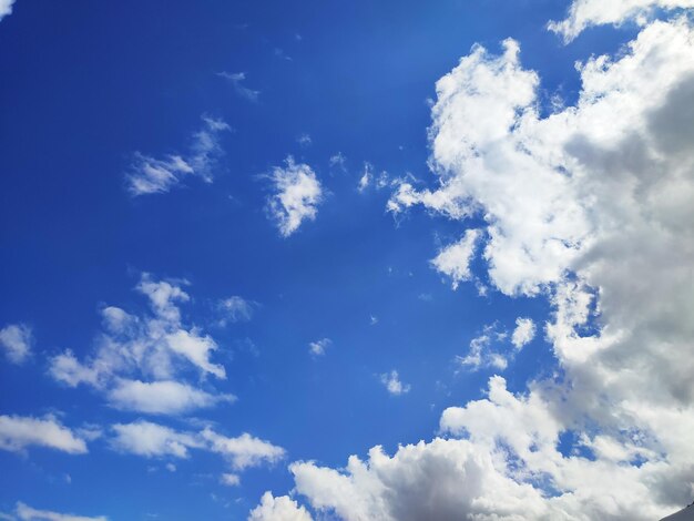 Fondo de cielo azul de verano con nubes o cúmulos