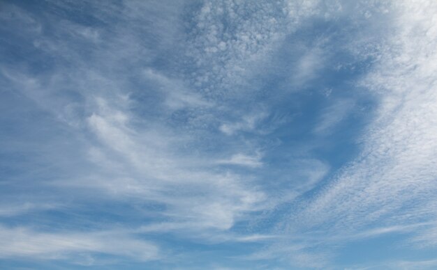 Fondo de cielo azul