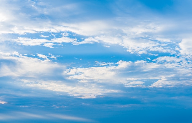 Fondo de cielo azul