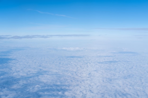 Fondo de un cielo celestial rosa púrpura con nubes densas y esponjosas vista superior desde un avión Sky Gradient