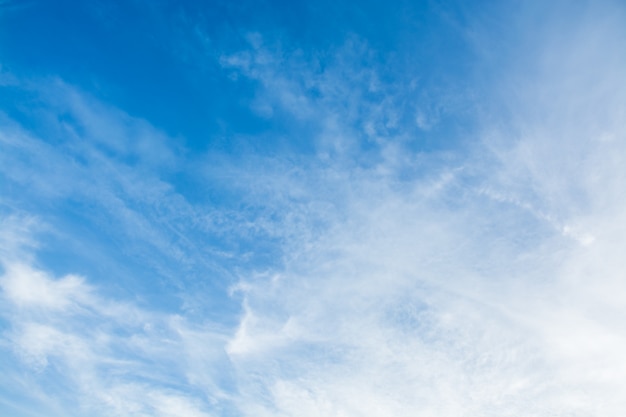 Foto fondo de cielo, cielo azul con nubes y luz solar.