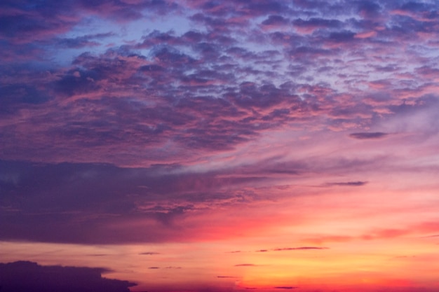 Fondo de cielo colorido; cielo dorado con nubes en la noche