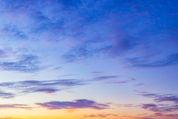 Fondo de cielo colorido después del atardecer por la noche