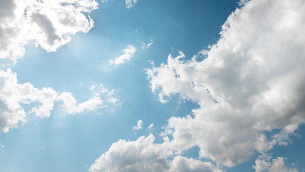 FONDO DE CIELO DE DÍA CON NUBES AZULES Y BLANCAS