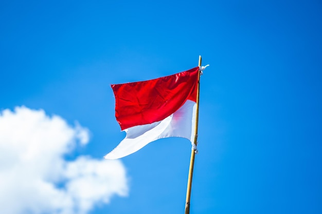 fondo de cielo del día de la independencia de la bandera de indonesia foto premium