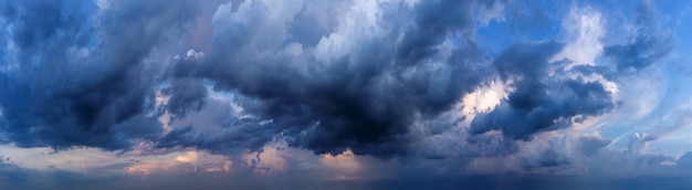 Fondo de cielo espectacular con nubes oscuras de lluvia al atardecer.