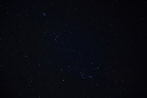 Fondo de cielo y estrellas en la noche