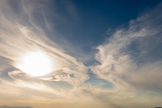 Fondo de cielo gris con nubes blancas