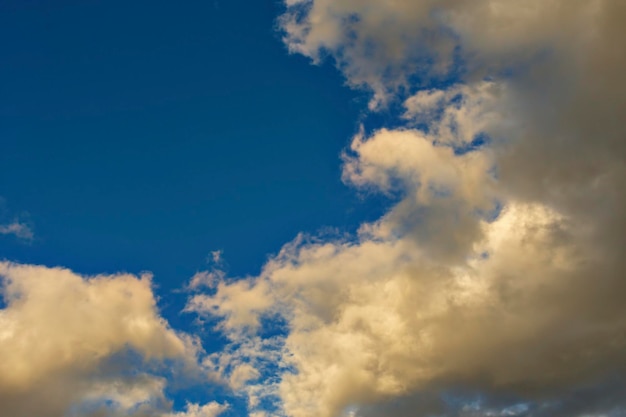 Fondo de cielo gris con nubes blancas