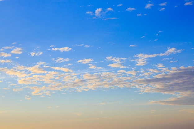 Fondo de cielo naranja y nubes