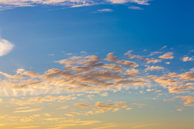 Fondo de cielo naranja y nubes