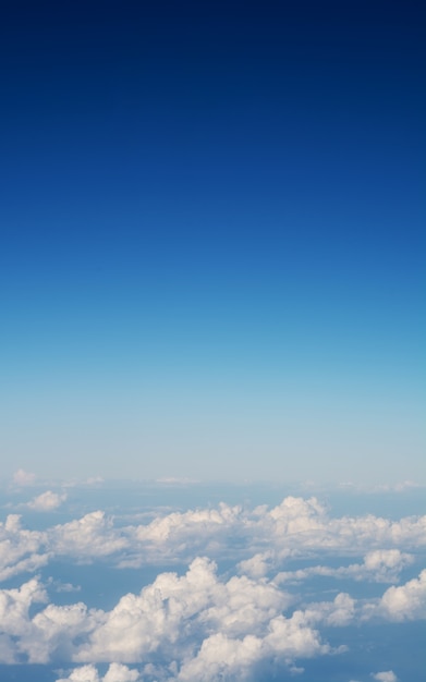 Fondo de cielo nocturno azul profundo de la nube