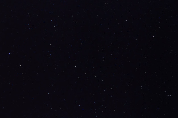 Foto fondo del cielo nocturno con muchas estrellas.