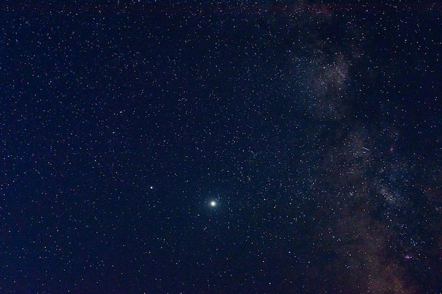 Fondo del cielo nocturno con muchas estrellas.