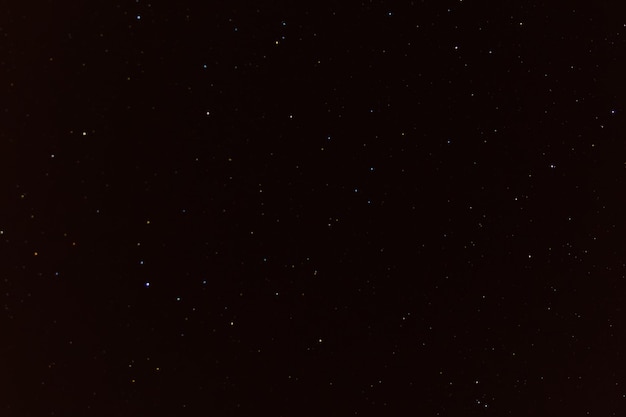 Fondo del cielo nocturno con muchas estrellas.