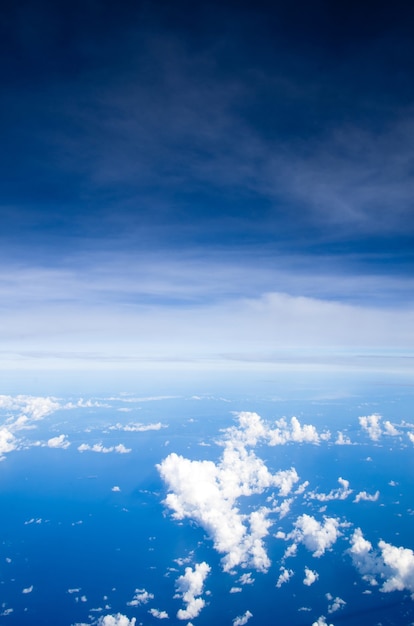 Fondo de cielo y nubes aéreas