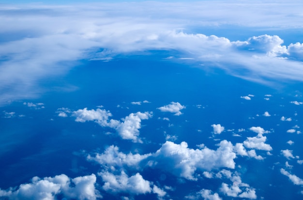 Fondo de cielo y nubes aéreas