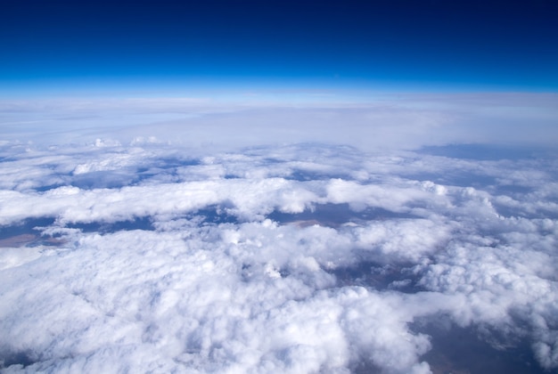 Fondo de cielo y nubes aéreas