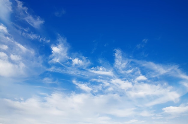 Fondo de cielo con las nubes blancas mullidas