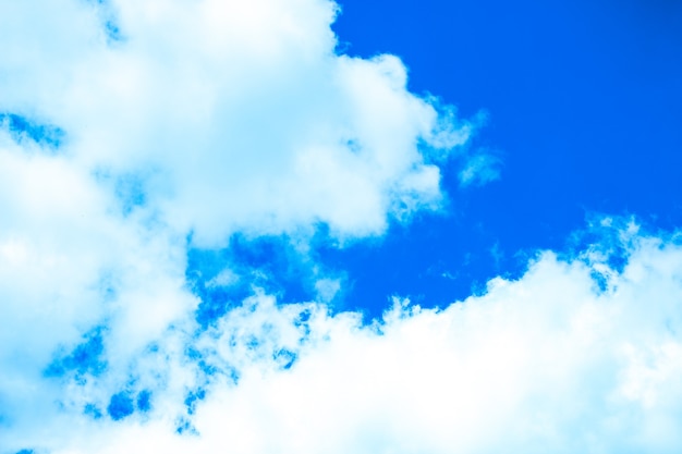 Fondo de cielo con nubes, cielo azul en clima frío, enfoque vibratorio, naturaleza