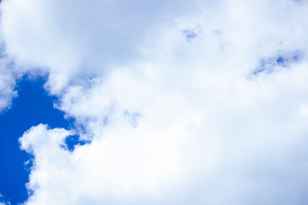 Fondo de cielo con nubes, cielo azul en clima frío, enfoque vibratorio, naturaleza