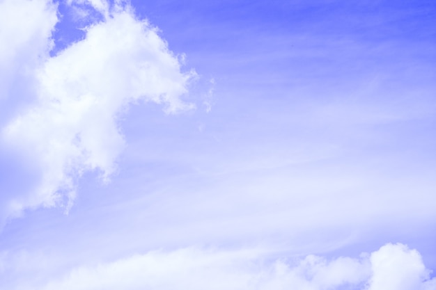 Fondo de cielo con nubes, cielo azul en clima frío, enfoque vibratorio, naturaleza