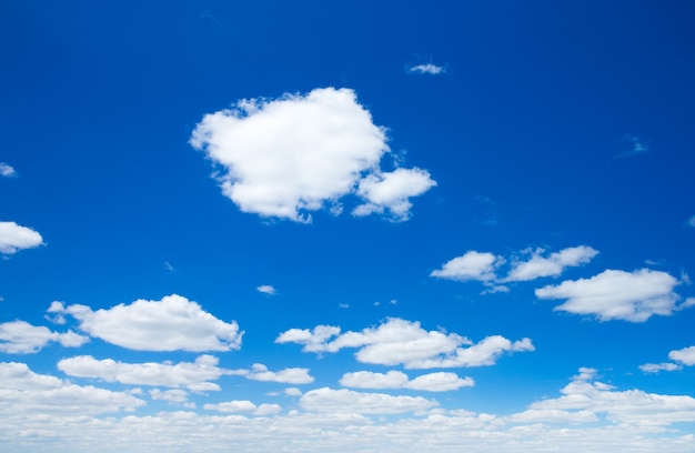 Fondo de cielo con nubes diminutas