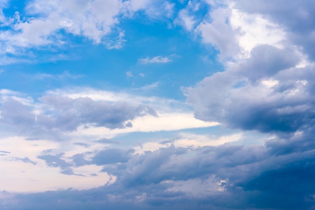 Fondo de cielo de nubes dramáticas Nubes lluviosas pesadas Hermoso paisaje de nubes Colores azules