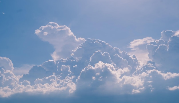 Fondo de cielo de nubes esponjosas blancas enormes con fondo de cielo azul