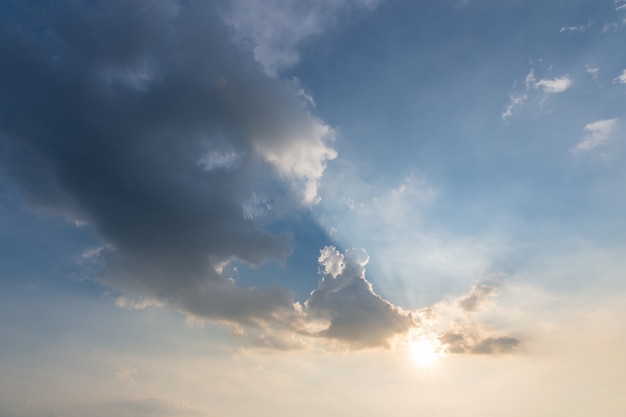 Fondo de cielo, nubes y luz solar.