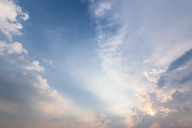 Foto fondo de cielo, nubes y luz solar.