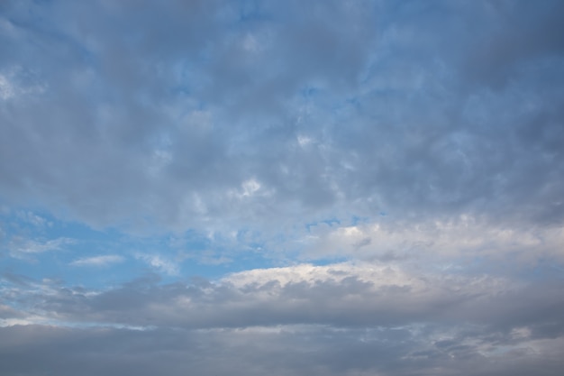 Fondo de cielo y nubes