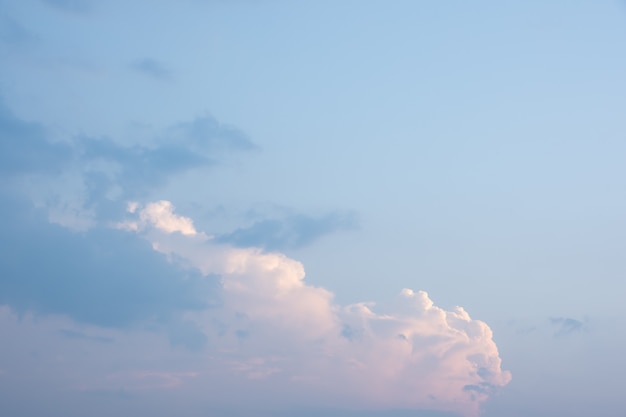 Fondo de cielo y nubes