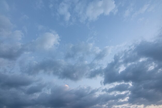 Fondo de cielo y nubes