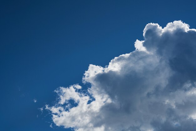 Fondo de cielo y nubes