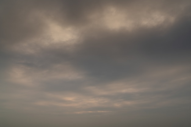 Fondo de cielo nublado al atardecer