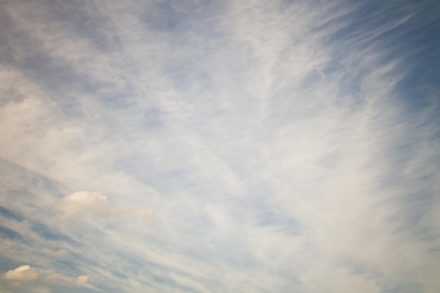 Fondo de cielo nublado azul al atardecer Textura natural